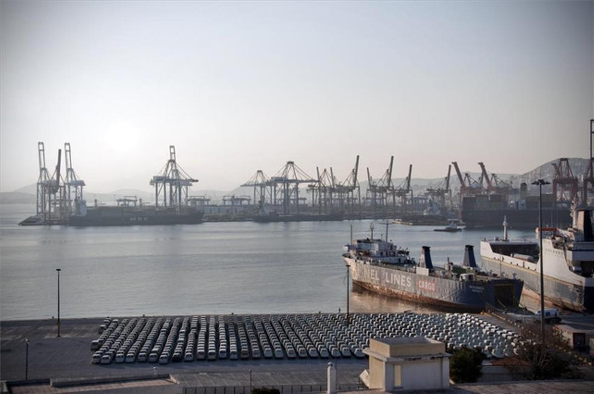 Una de les terminals de càrrega del port del Pireu, a l’extraradi d’Atenes. Una de les terminals de càrrega del port del Pireu, a l’extraradi d’Atenes.