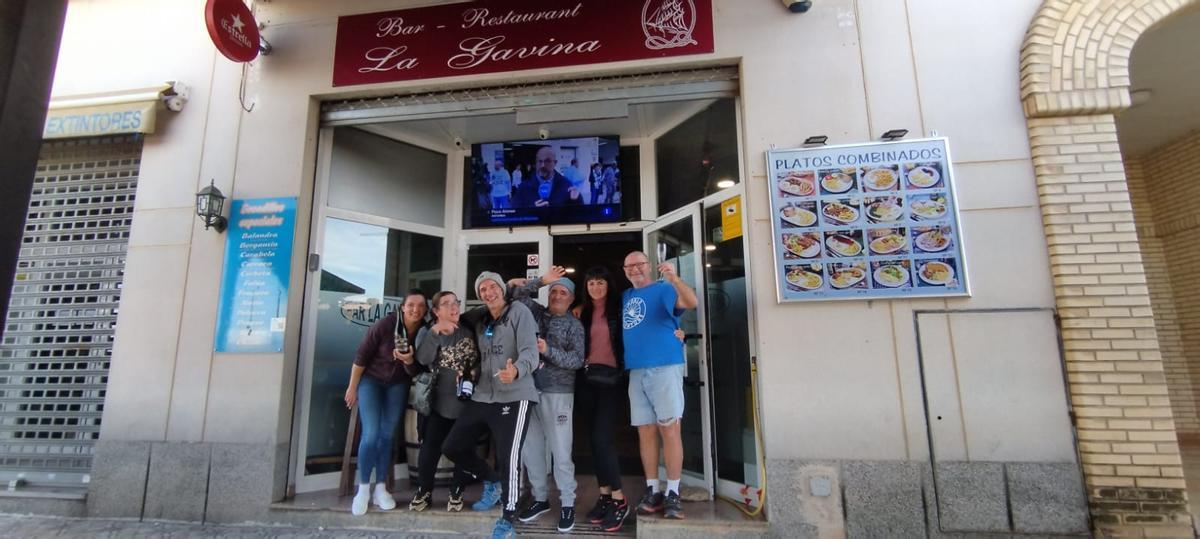 Algunos de los agraciados, delante del bar restaurante La Gavina, en Vinaròs.