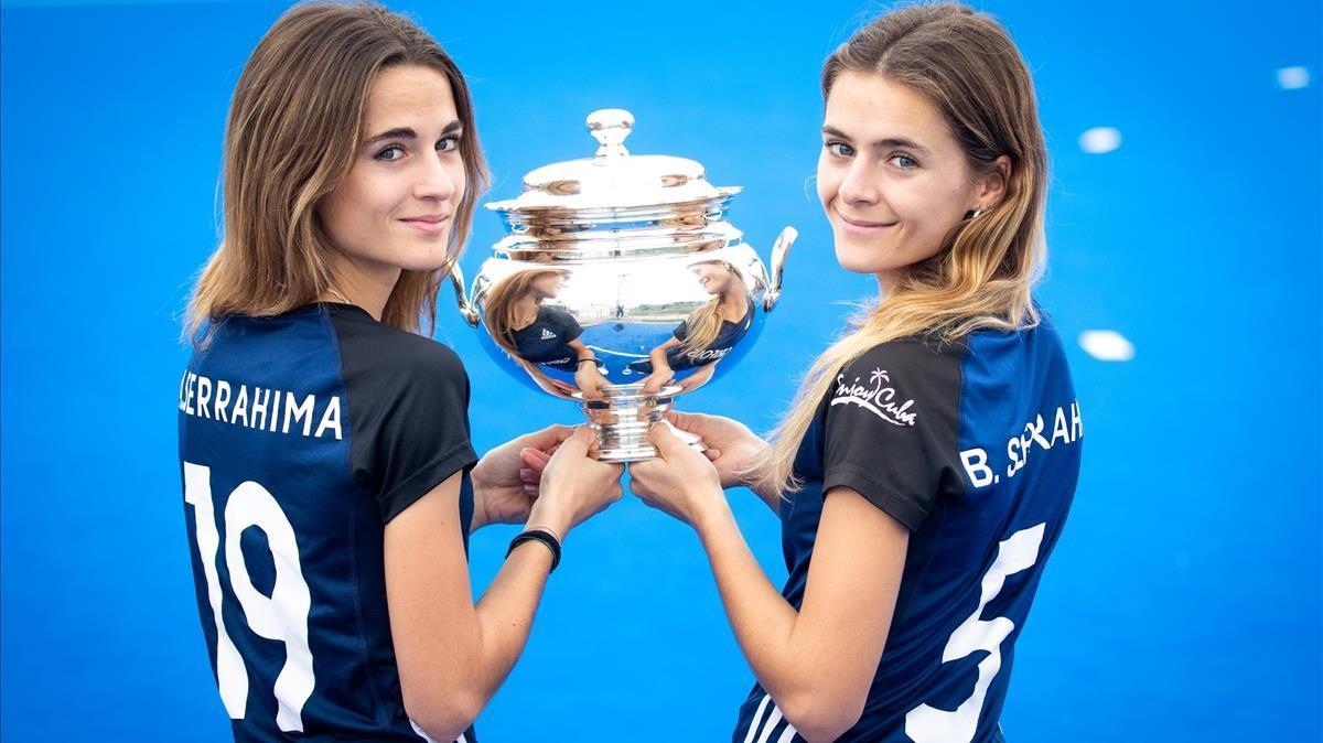 Sant Cugat  17 12 2020 Les germanes Anna i Berta Serrahima  jugadores del club Junior  amb la copa de la reina d  hoquei herba  Foto Robert Ramos