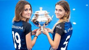 Sant Cugat  17 12 2020 Les germanes Anna i Berta Serrahima  jugadores del club Junior  amb la copa de la reina d  hoquei herba  Foto Robert Ramos