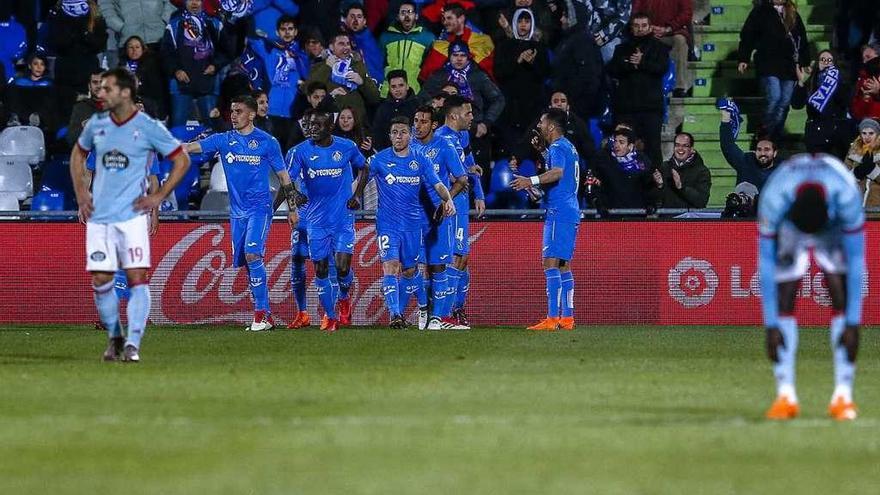 Los jugadores del Getafe festejan uno de los goles. // LOF