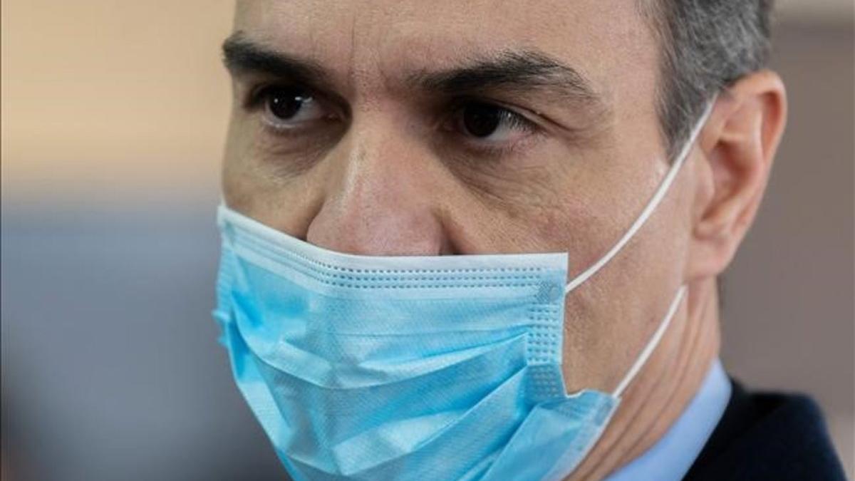 Pedro Sánchez, con mascarilla por el coronavirus