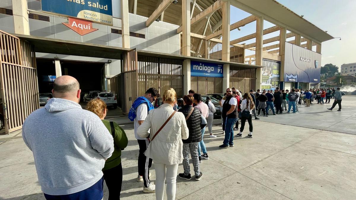 Colas en La Rosaleda para comprar entradas para el partido contra el Algeciras.