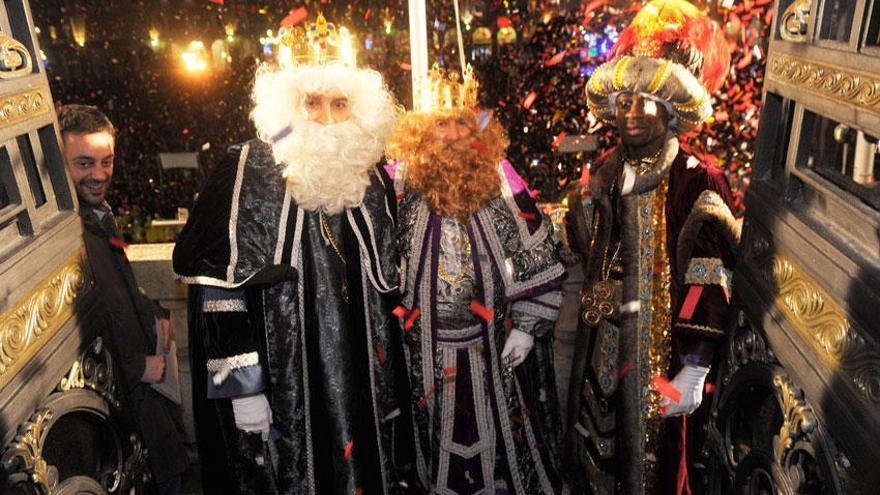 Melchor, Gaspar y Baltasar con el alcalde, Xulio Ferreiro, durante la Cabalgata de A Coruña 2016.