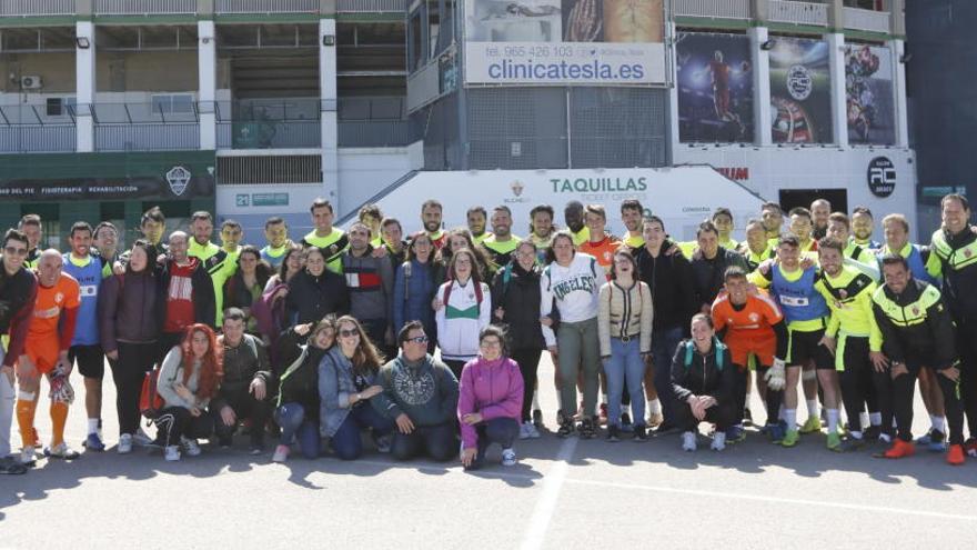 Componentes de la asociación APSA, con los jugadores y el cuerpo técnico del Elche