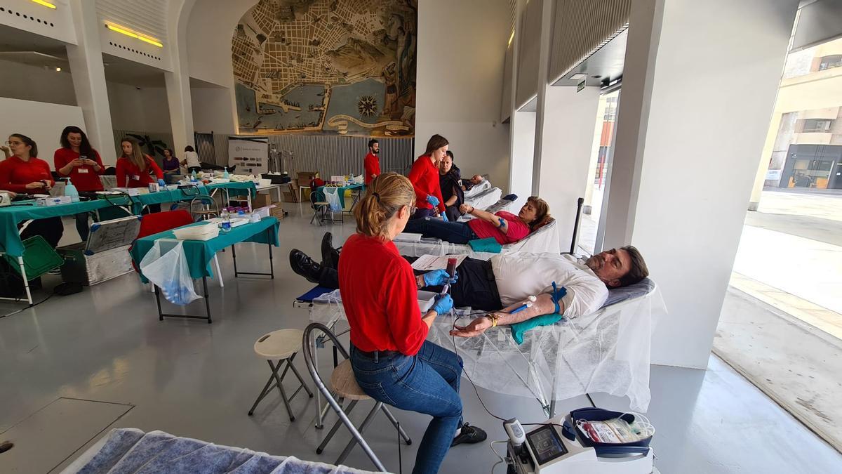 El alcalde de Alicante, Luis Barcala, en primer término, dona sangre este miércoles