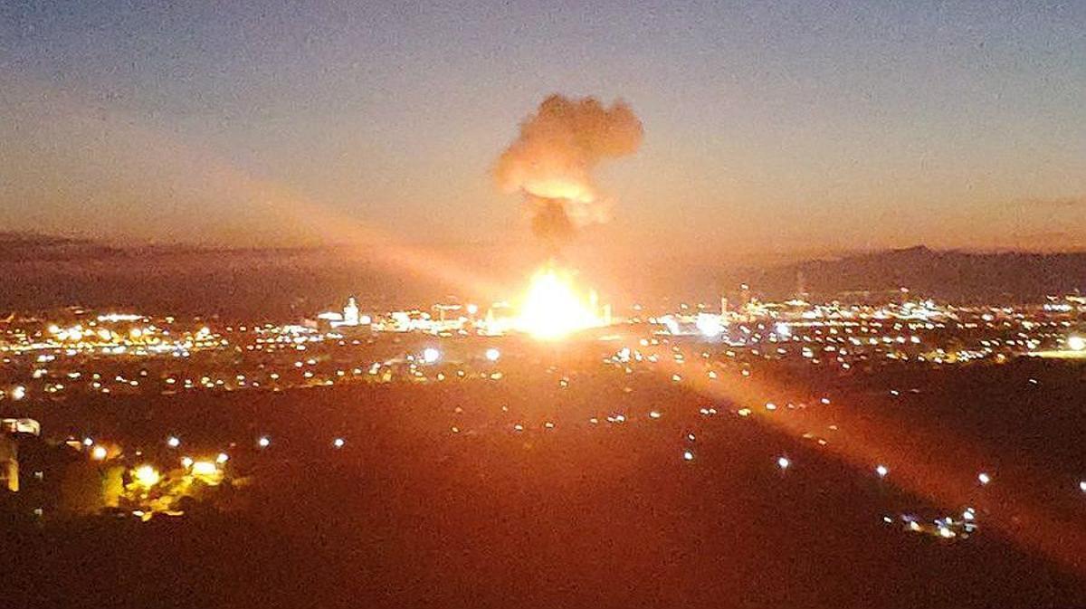 Explosión en el polígono de la petroquímica de Tarragona, este martes.