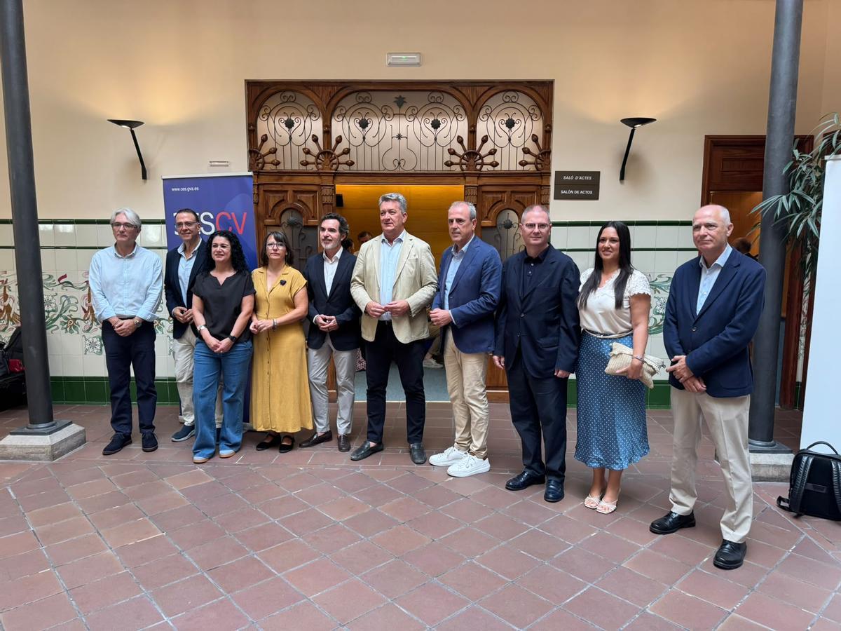 Integrantes del CES y otras autoridades junto al vicepresidente Vicente Martínez Mus.