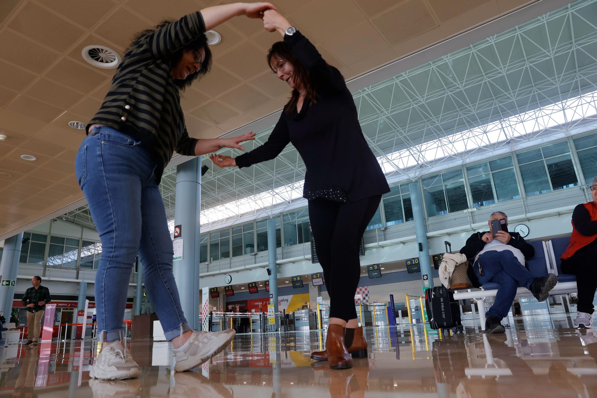 El Día de la Poesía en la comarca de Avilés: flashmob en el Aerpuerto, exposiciones y recitales