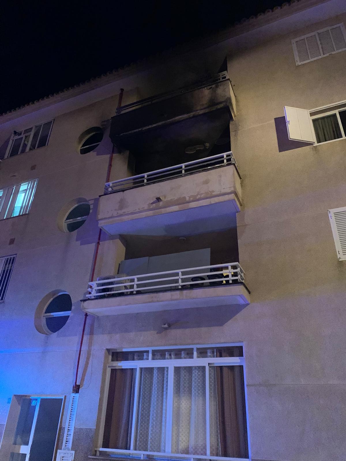 FOTOS | Dos guardias civiles fuera de servicio rescatan a un hombre en el incendio de una vivienda en Cala Rajada
