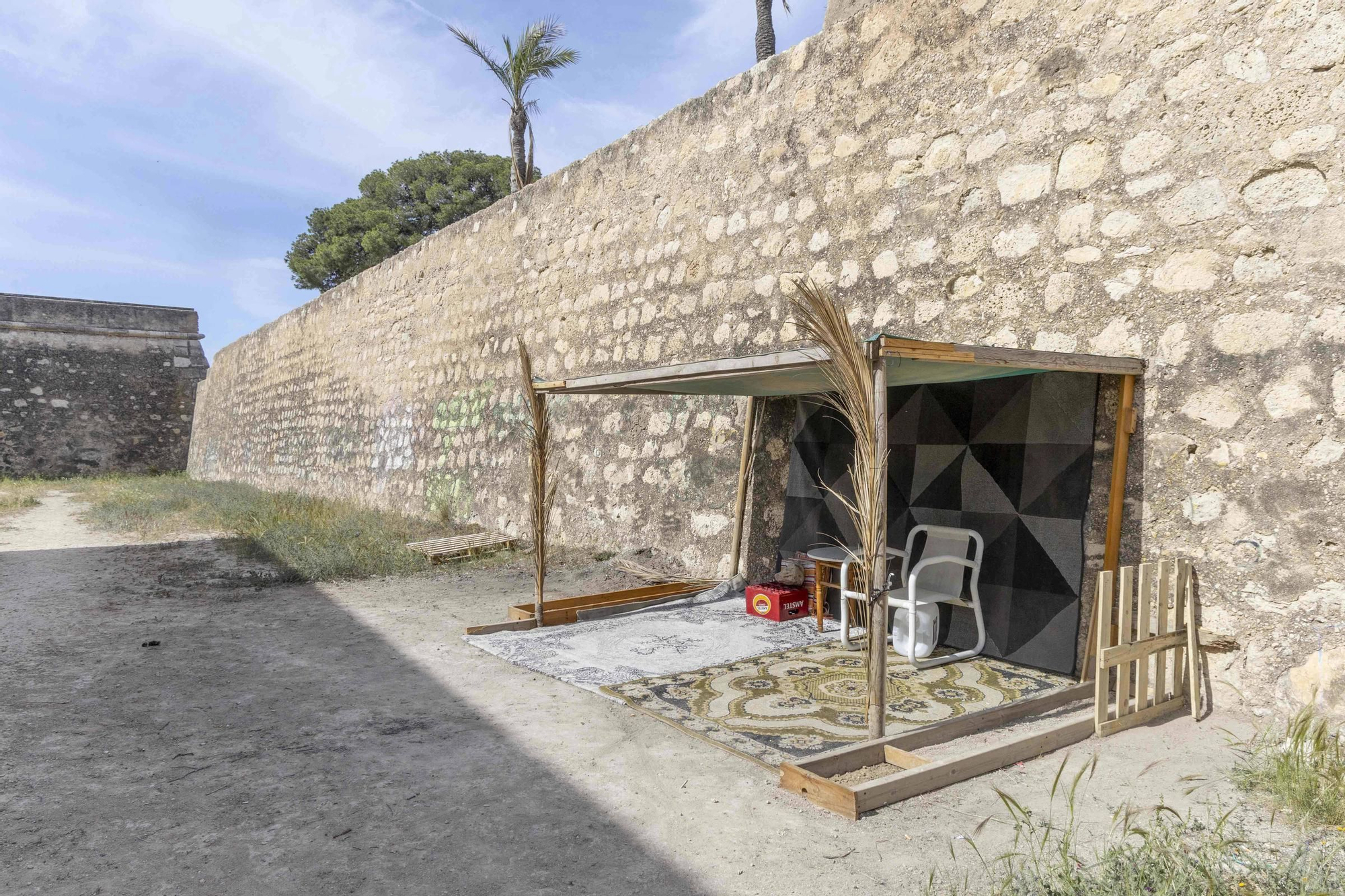 El foso del castillo San Fernando, un refugio improvisado