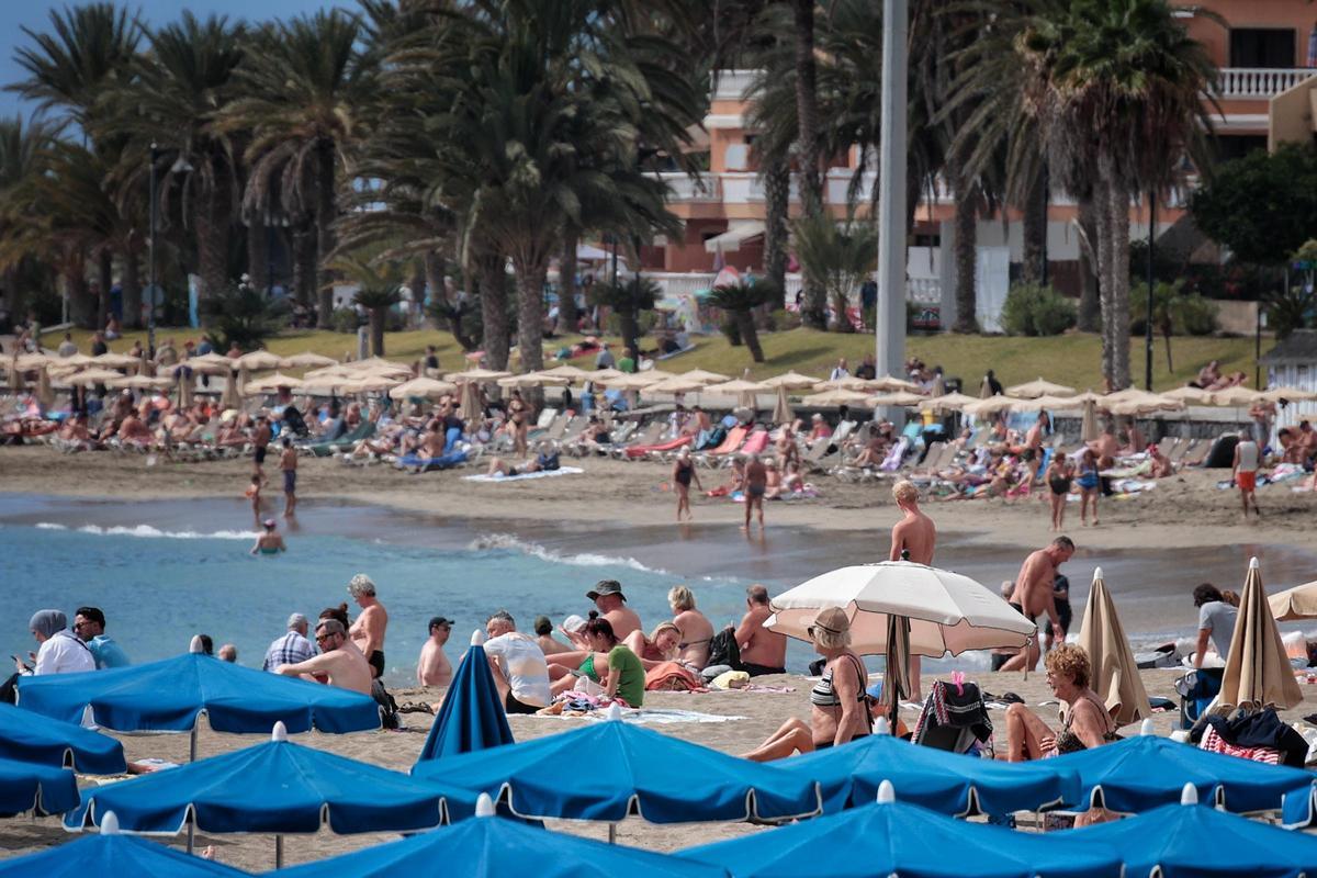 Turistas en la playa de Los Cristianos, al sur de Tenerife
