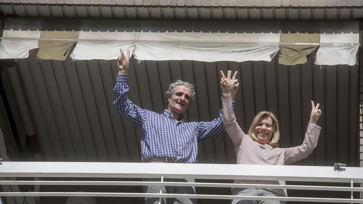 Maria Àngels Roger y Josep Simó, en el balcón de su casa tras reponerse del coronavirus.