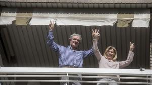 Maria Àngels Roger y Josep Simó, en el balcón de su casa tras reponerse del coronavirus.