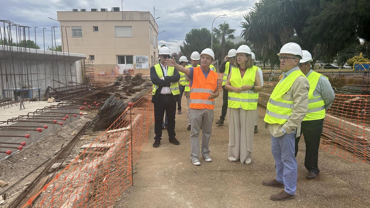 La consejera de Agricultura, Mercedes Morán, visita las obras de la planta depuradora.