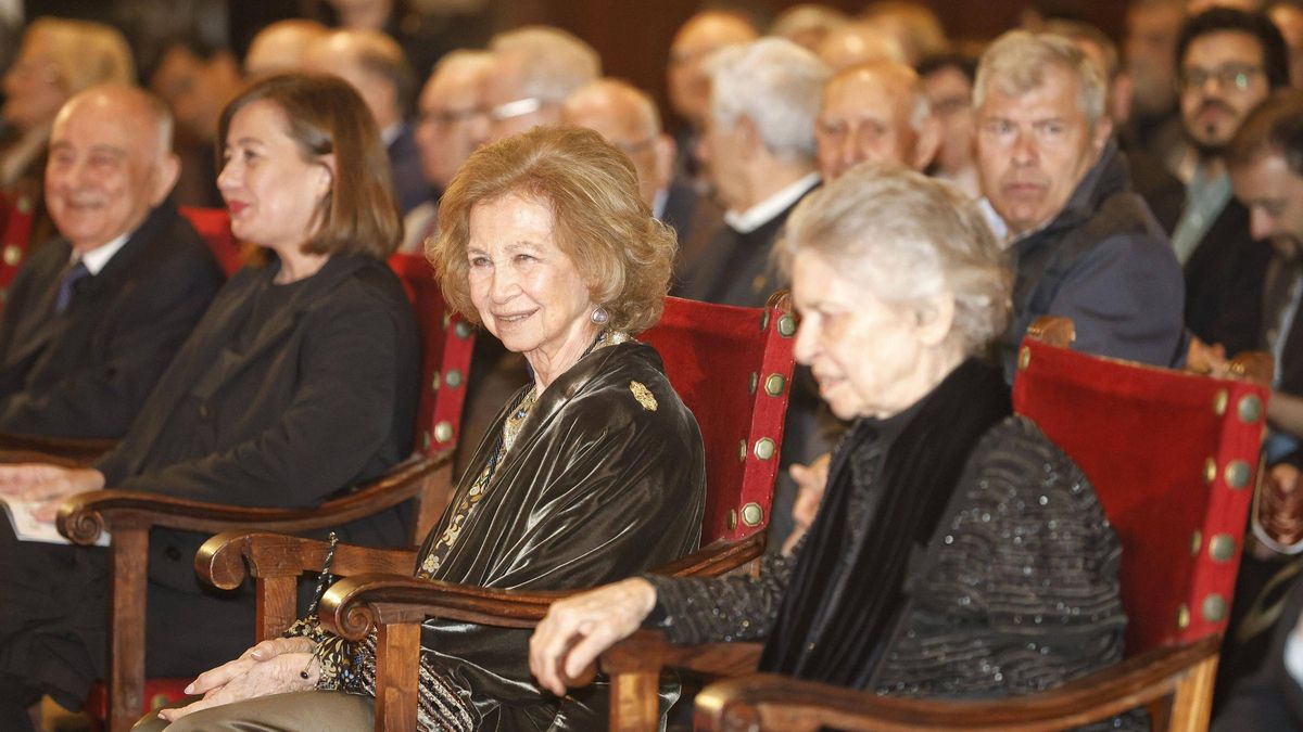 Immer im Doppelpack: Altkönigin Sofía mit ihrer Schwester Irene beim Osterkonzert in der Kathedrale von Palma.