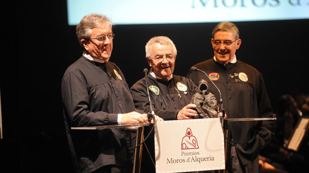 Sixto Barberá, en el medio, junto a Toño Llopis y Enrique Monerris