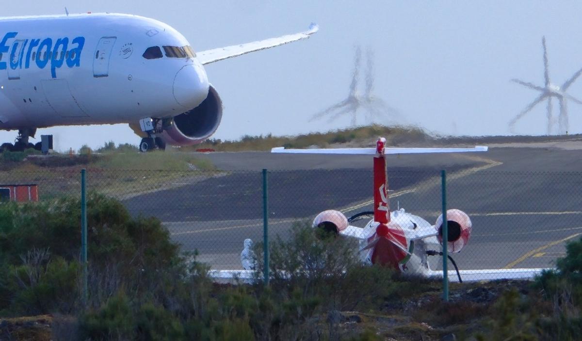 Las imágenes del avión medicalizado con dos infectados por hantavirus en la base aérea de Gando, en Gran Canaria