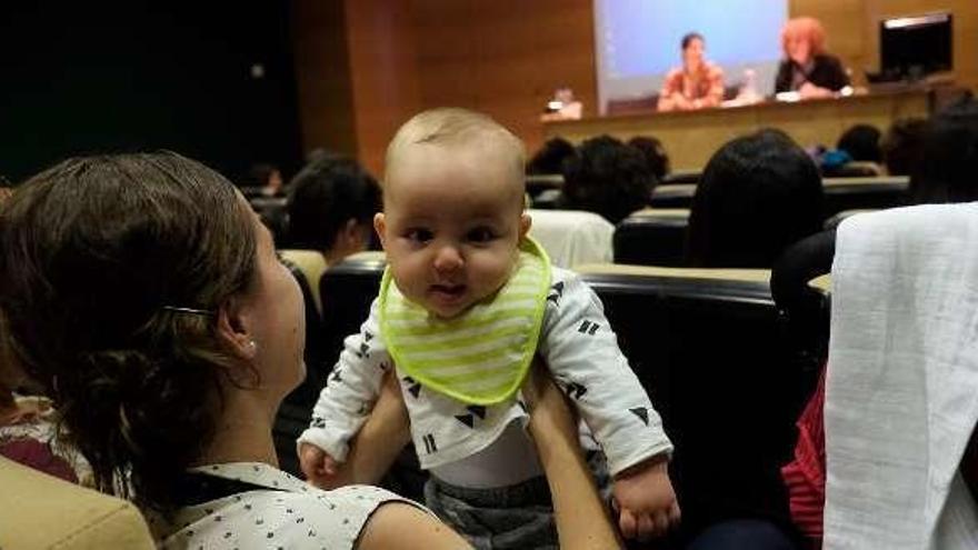 Una de las conferencias de la Semana de la Lactancia en 2015. Foto L.O.Z.