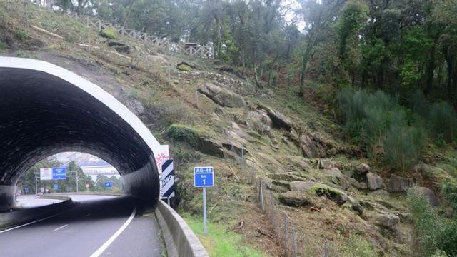 Vista actual del poblado castreño desde la autovía.   | // GONZALO NÚÑEZ