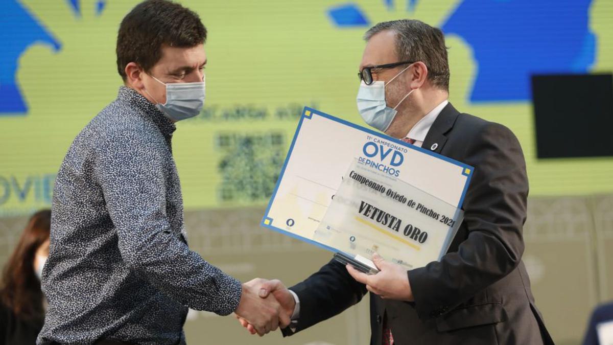 Vicente Suárez recoge el premio. | LUISMA MURIAS