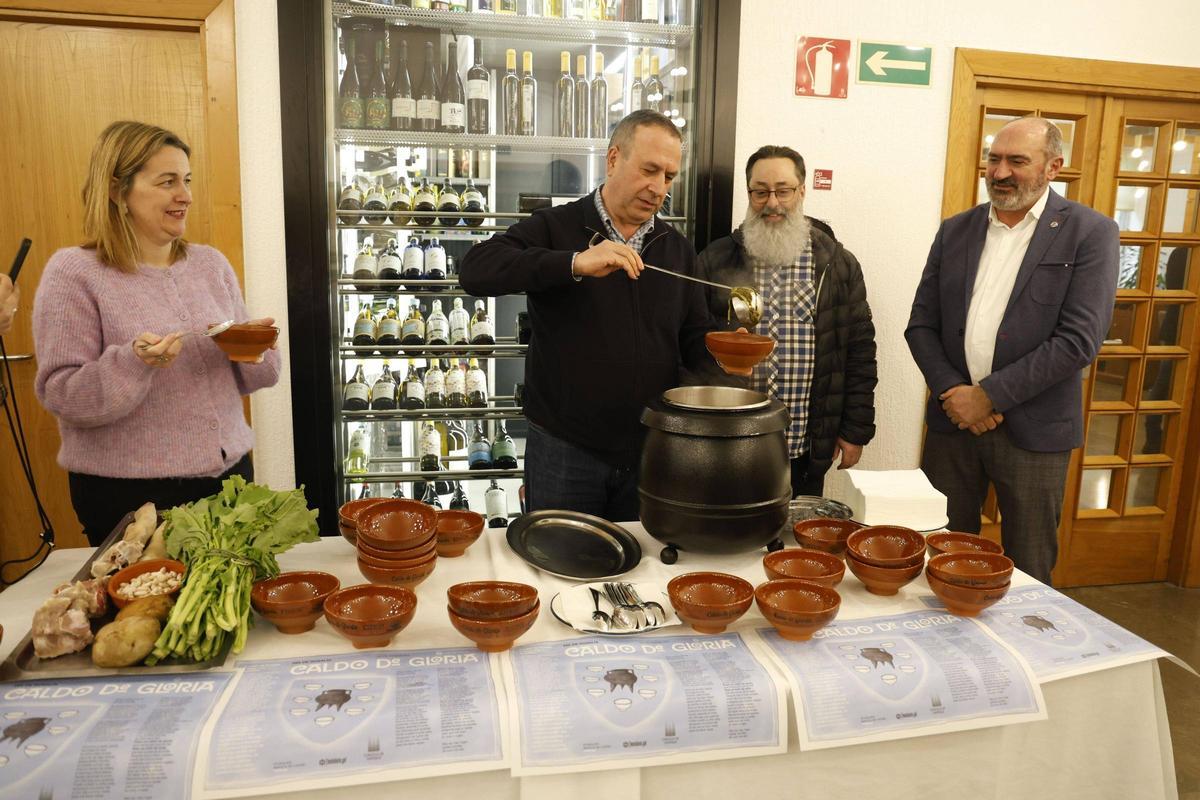 Míriam Louzao, José Quintáns (servindo o caldo), Lois Lopes e Anxo Angueira