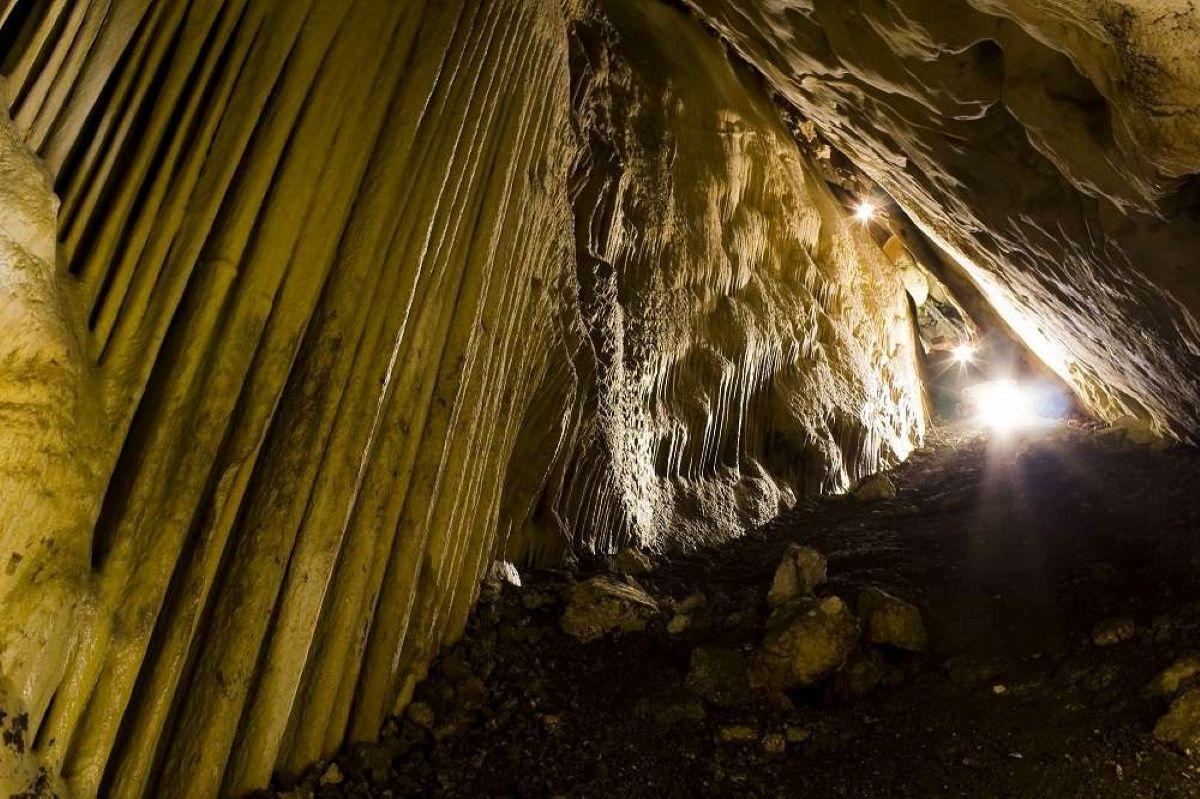 Interior de la Cueva del Ángel de Lucena.