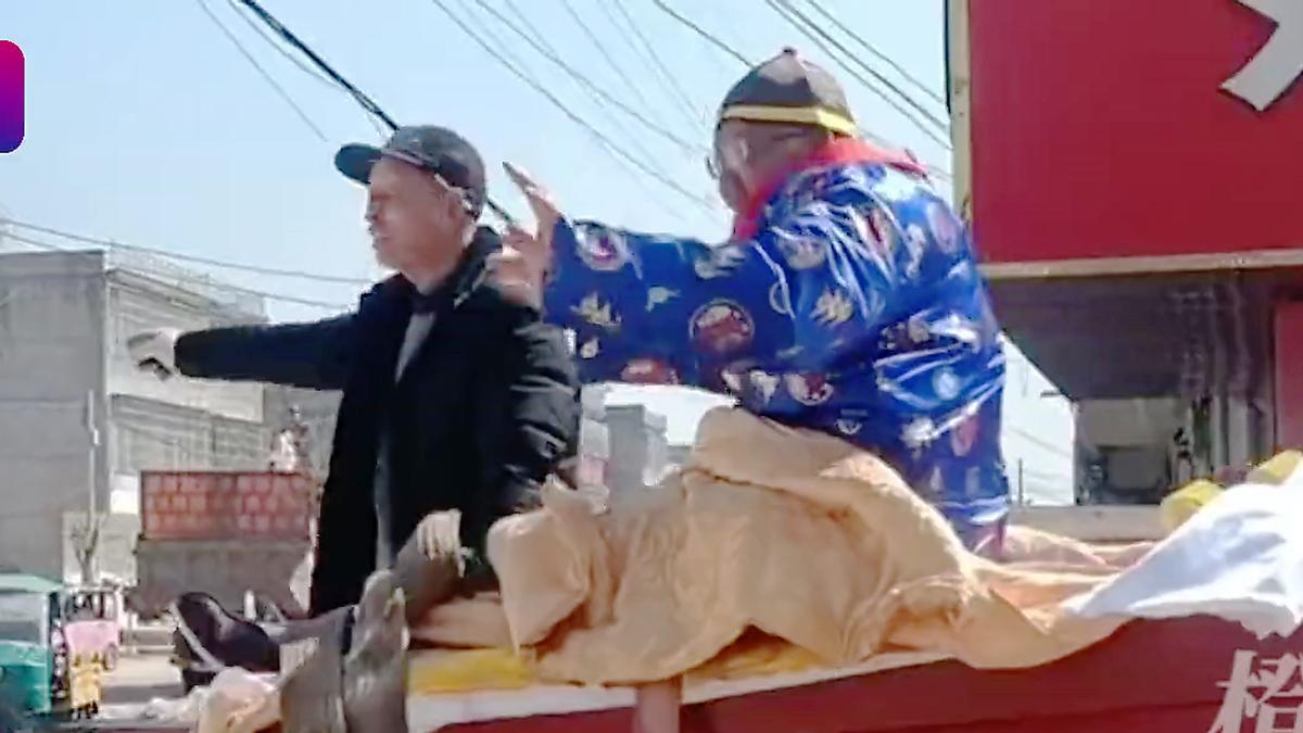 Vídeo | Un avi xinès fingeix el seu funeral per divertir-se