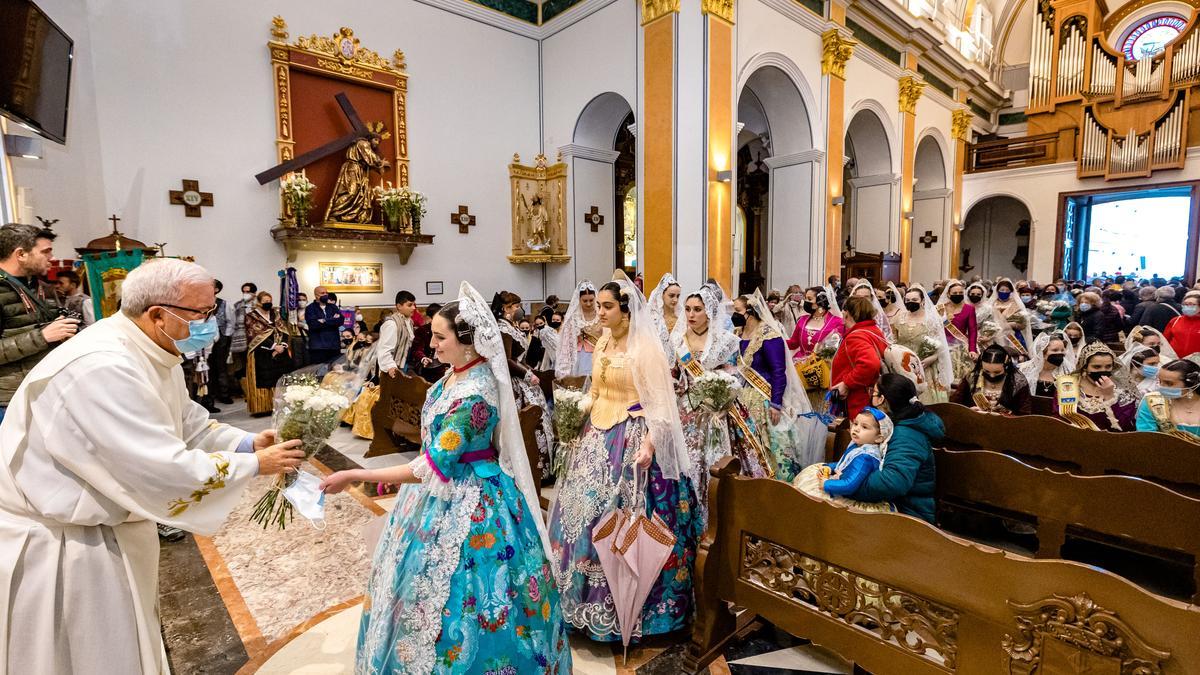 La Ofrenda ha finalizado dentro de la Iglesia por la lluvia.