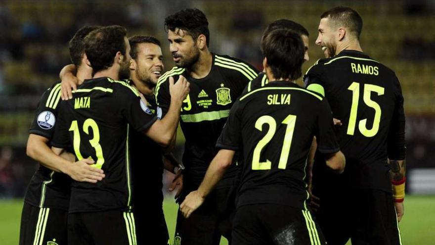 Los jugadores españoles felicitan a Juan Mata después de que éste anotase el gol que dio el triunfo a la selección ante Macedonia. // Reuters