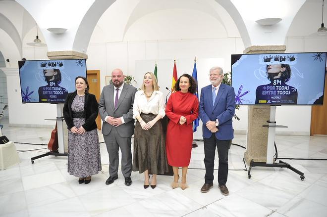 Galería | Acto institucional del Día de la Mujer en la Asamblea de Extremadura