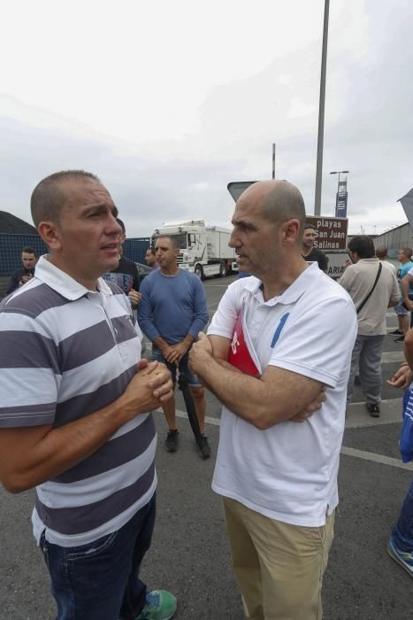 Manifestación de los trabajadores de la compañía Astur-Leonesa ante la entrada del puerto de Avilés