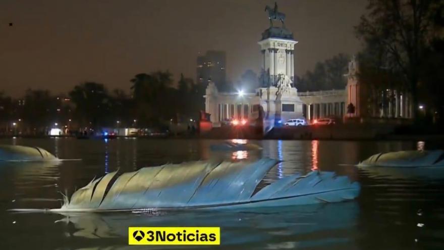 ¿Plumas gigantes en El Retiro? La curiosa promoción de Antena 3 para la nueva temporada de 'Mask Singer'