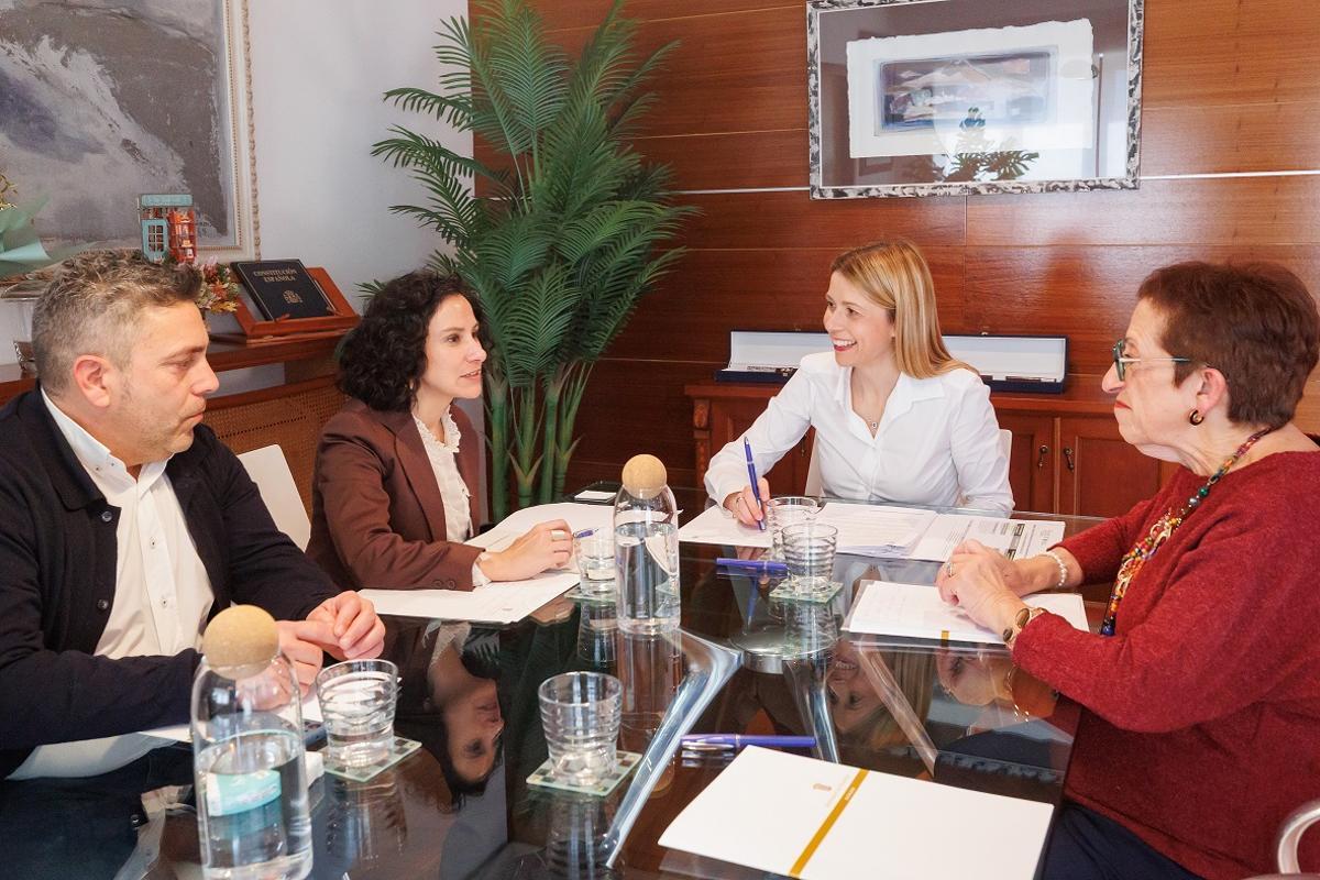 Albalat, junto a la alcaldesa y ediles del Ayuntamiento de Finestrat.