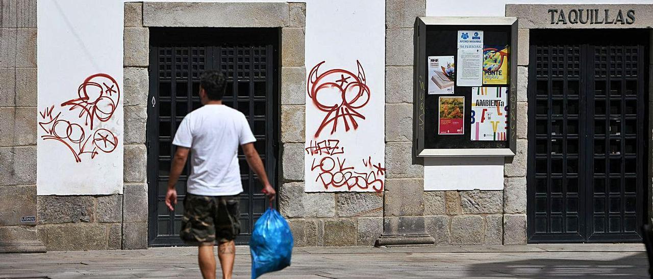 Las dos pintadas en la fachada del Teatro Principal.  // GUSTAVO SANTOS