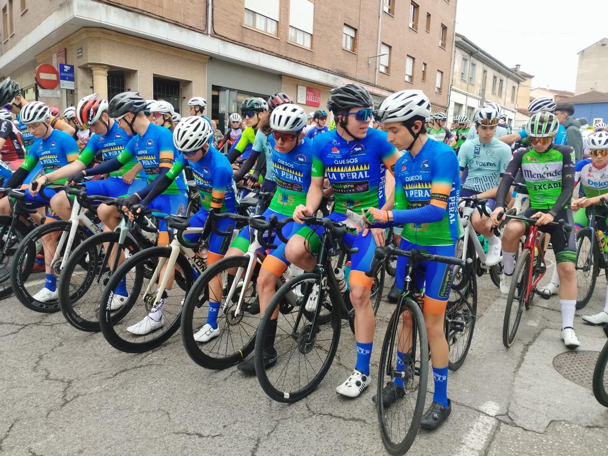 La salida del Trofeo Santiago y Santa Ana de ciclismo en Grado, en imágenes La salida del Trofeo Santiago y Santa Ana de ciclismo en Grado, en imágenes
