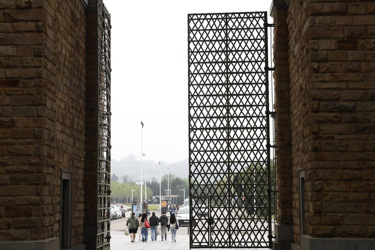 Estudiantes salen de la Laboral Ciudad de la Cultura por la puerta principal.