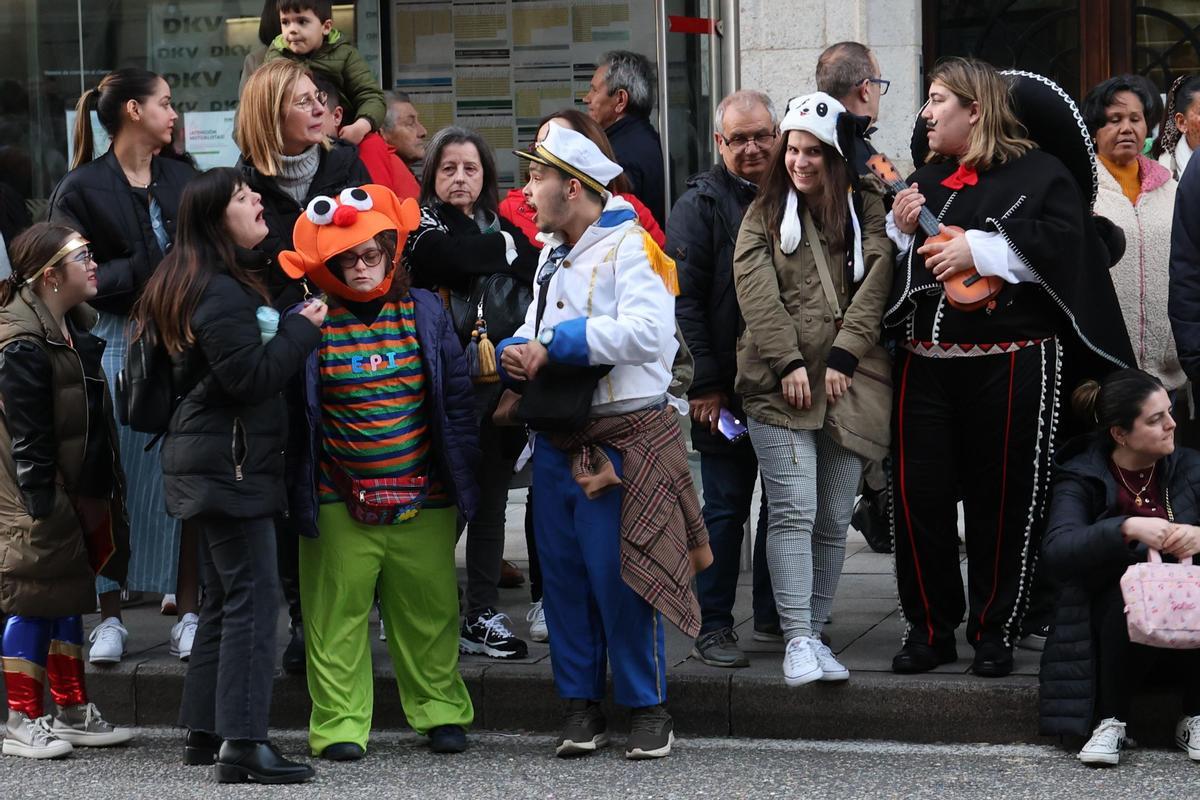 Vigo festeja su Entroido: el desfile de comparsas llena las calles