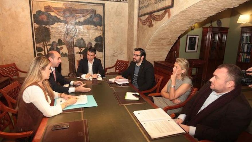Bernal se reunió en el Ayuntamiento de Marbella con los portavoces de la Diputación de Málaga.