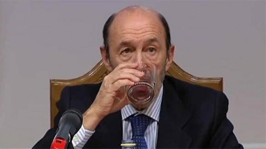 El mal trago de Rubalcaba en Granada