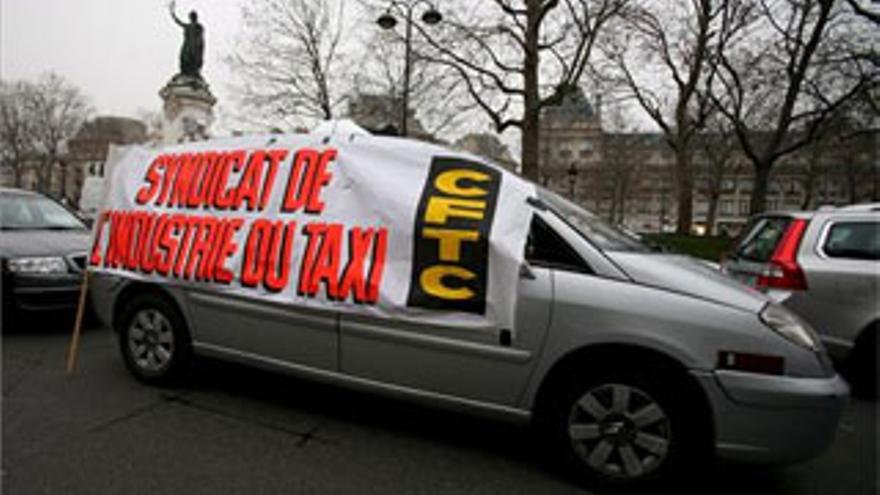 Los taxistas franceses en huelga bloquean la frontera con España