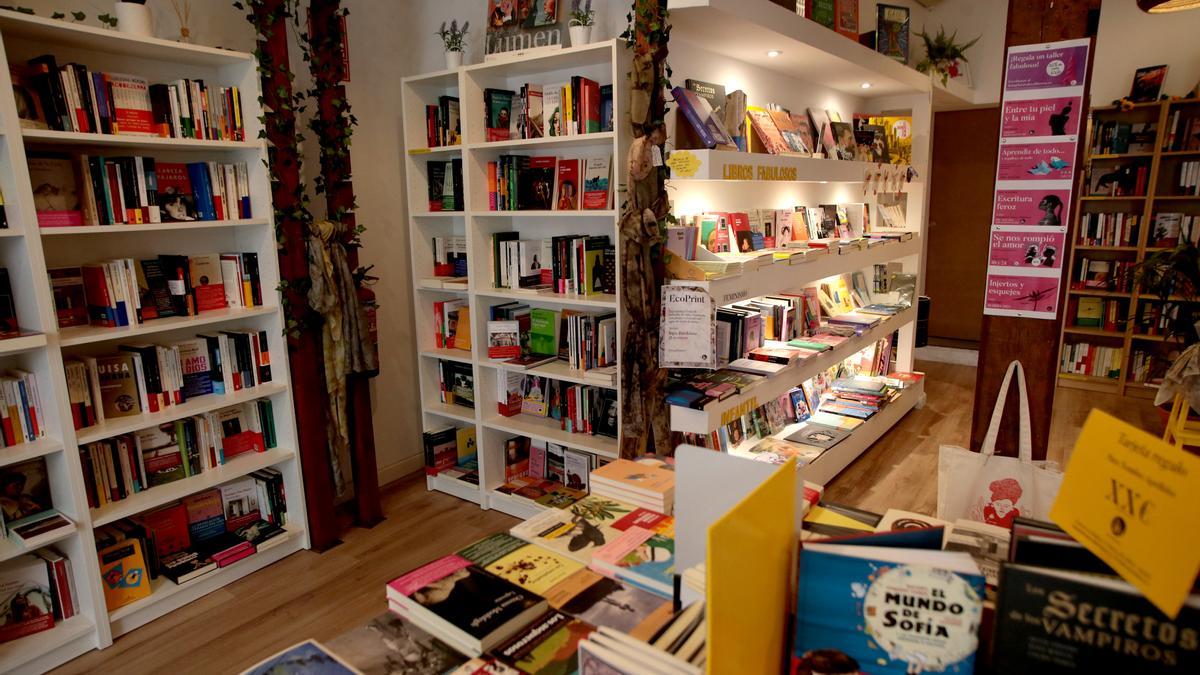 La Fabulosa librería madrileña atendida por Alina Zarekaite, quien abrió hace tres años esta librería en el barrio madrileño de Malasaña.