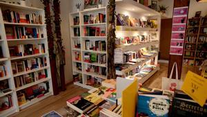 La Fabulosa librería madrileña atendida por Alina Zarekaite, quien abrió hace tres años esta librería en el barrio madrileño de Malasaña. 