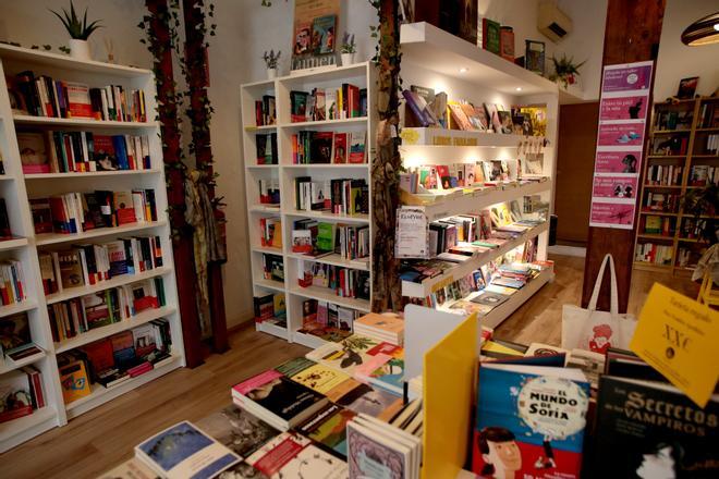 La Fabulosa librería madrileña atendida por Alina Zarekaite, quien abrió hace tres años esta librería en el barrio madrileño de Malasaña. 