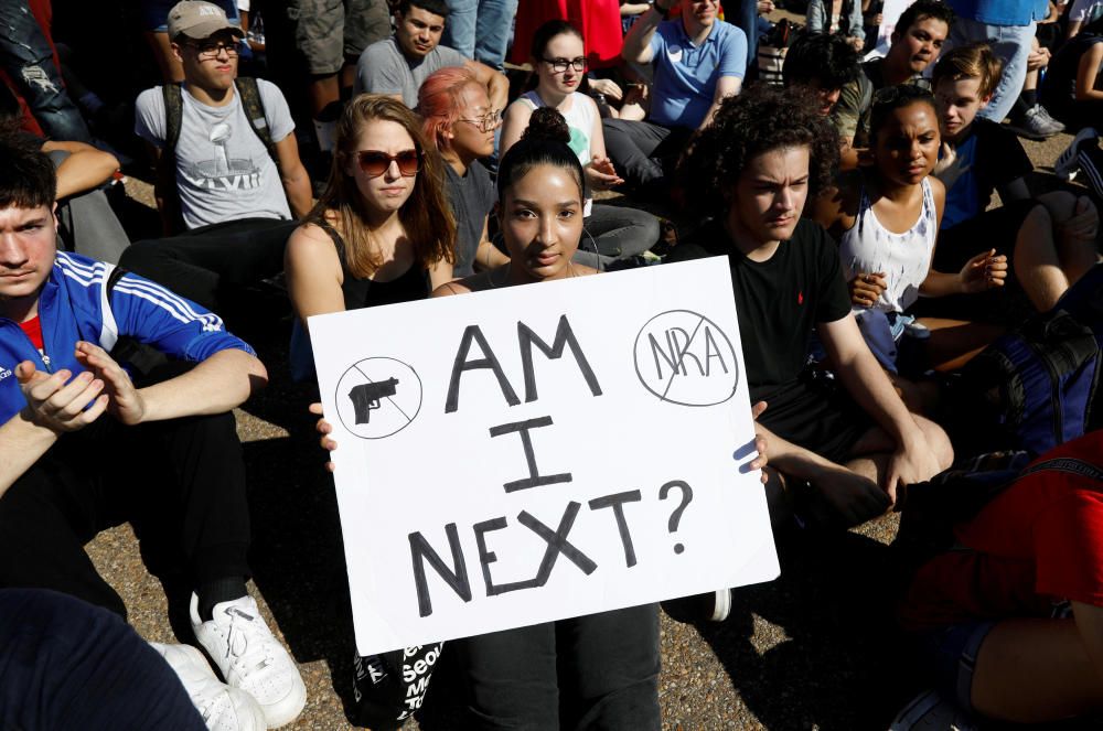 Montgomery County students demonstrate in front ...