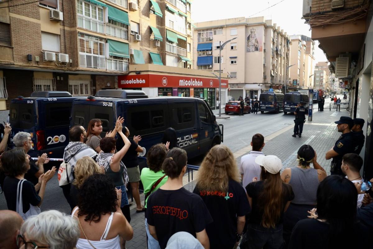 La Polícia Nacional cortó la calle La Unión durante casi cuatro horas para que se llevase a cabo el desahucio.