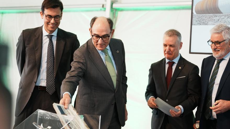 El presidente de Iberdrola, Ignacio Sánchez Galán,  en el Puerto de Bilbao, tras la firma de un contrato de más de 200 millones entre Iberdrola y Haizea Wind Group, a 15 de marzo de 2023, en Bilbao, Vizcaya, País Vasco (España).