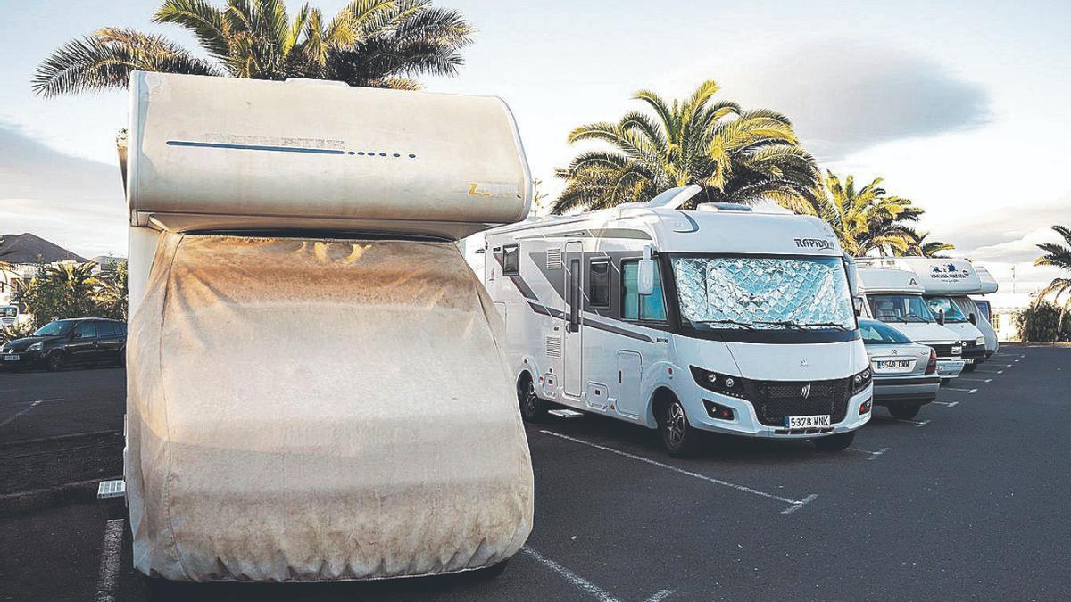 Algunas de las caravanas casa aparcadas en un parquin de Costa Teguise.