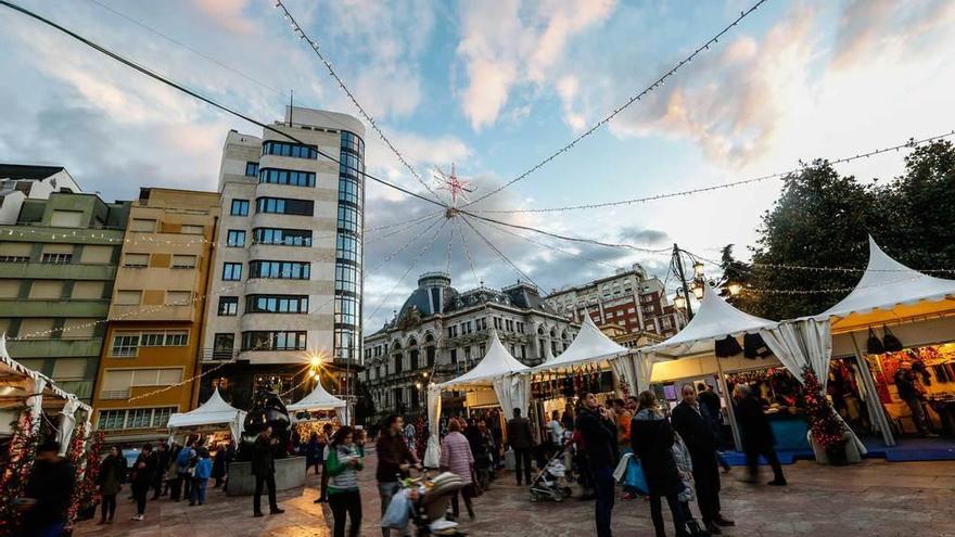 El mercadillo de Navidad, ayer por la tarde, en la plaza de la Escandalera.