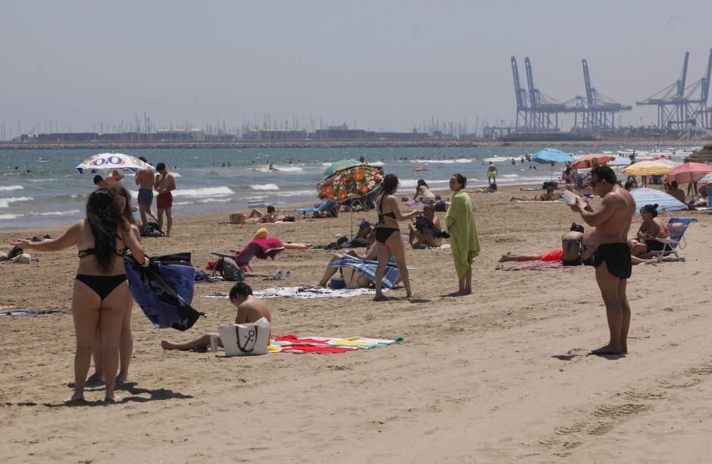 Los valencianos se refugian del poniente en la Mal